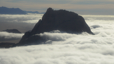 Charter Spitzkoppe: fr&uuml;hmorgens-&uuml;berraschend noch im Nebel, der weit in das Inland reichte und diese seltenen Fotos bescherte